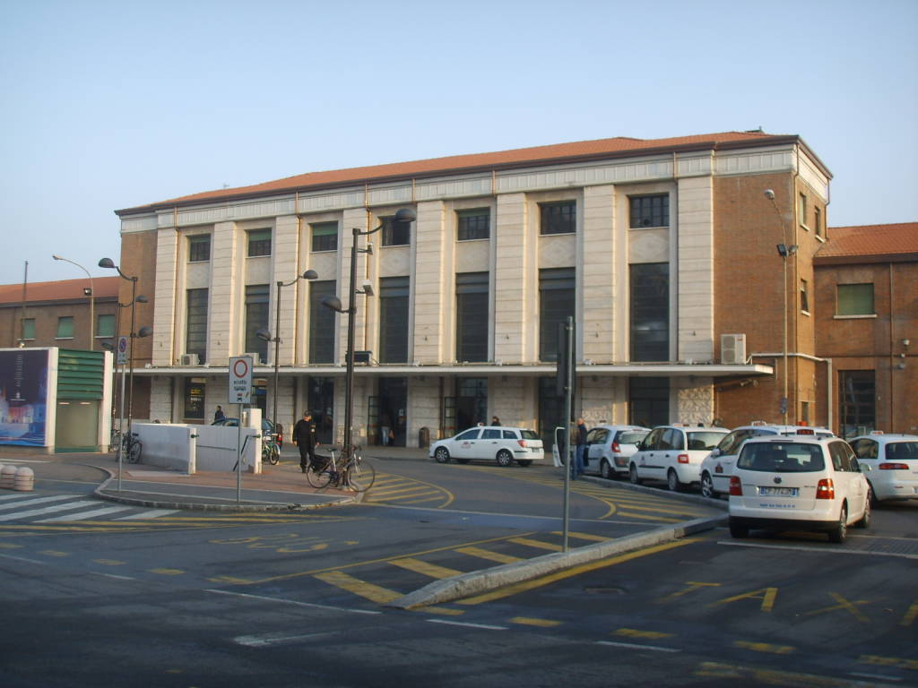 Piazzale Marconi e la stazione di Reggio
