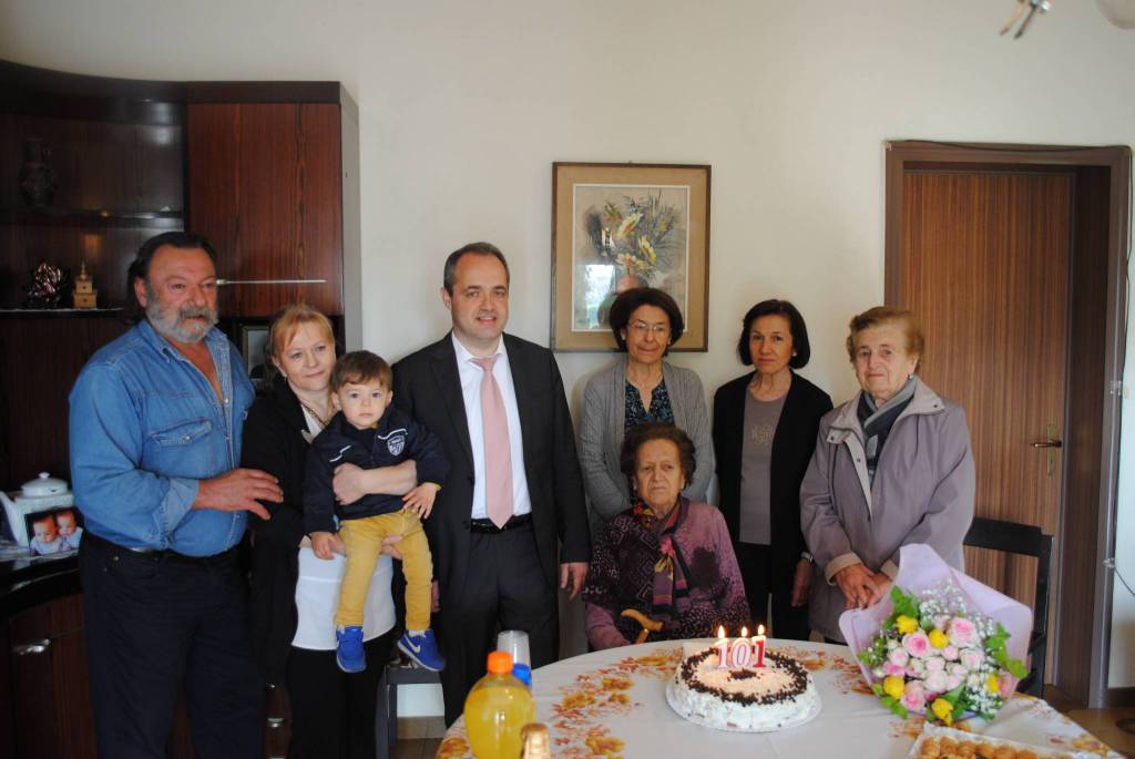 Ida Tirelli con i suoi cari e il sindaco Manghi