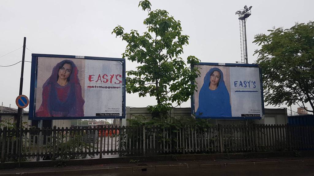 I cartelloni pubblicitari censurati con la modella rivestita e la scritta sgrammaticata