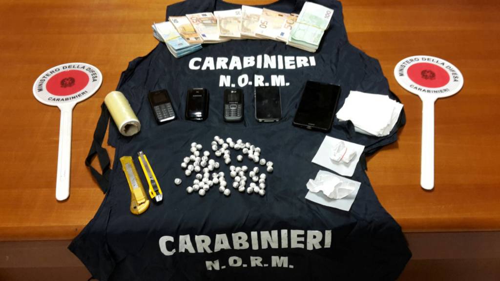 L'eroina e l'altro materiale sequestrato dai carabinieri