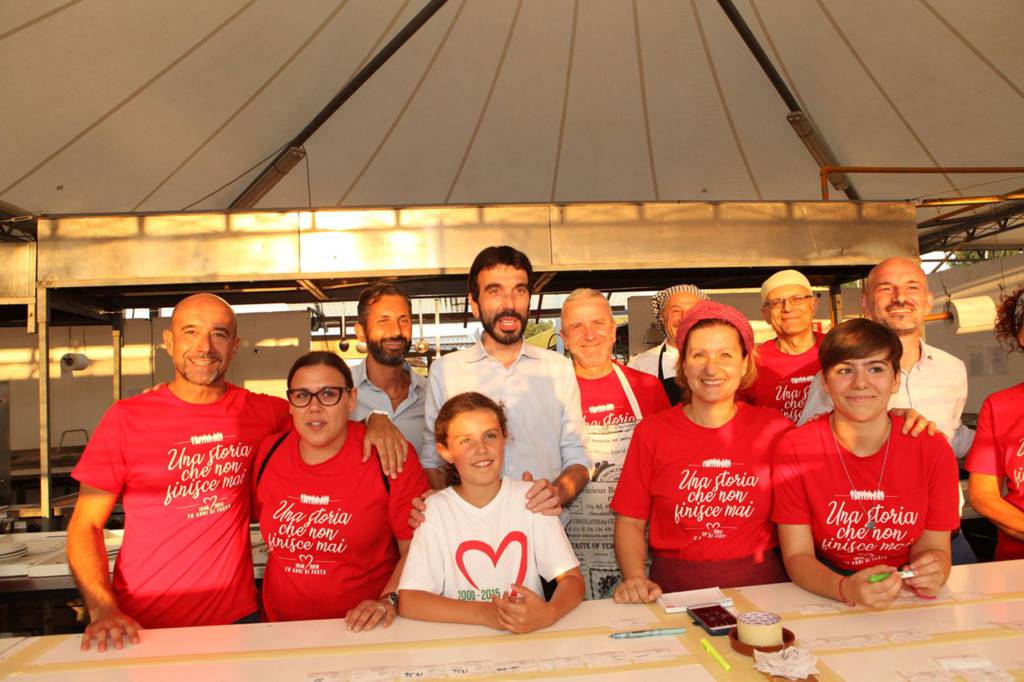 Maurizio Martina  con Andrea Costa e i volontari della Festa